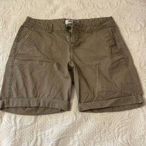 Old Navy, beige, mid-thigh/high waisted, shorts. Size 2 (W).